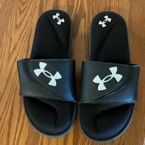 Mens size 10 Under Armour slides